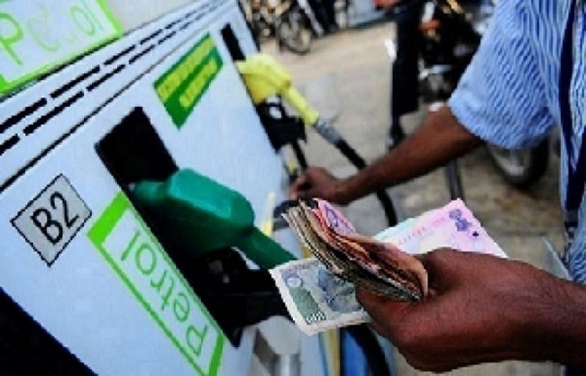 फिर बढ़ी पेट्रोल-डीजल की कीमत, राजधानी दिल्ली में पेट्रोल 100 के पार