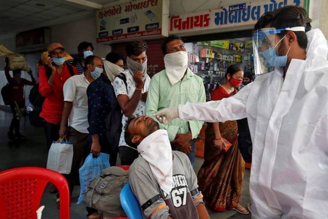 कोरोना संक्रमण की रफ्तार में थोड़ी कमी, केरल में संकट कायम