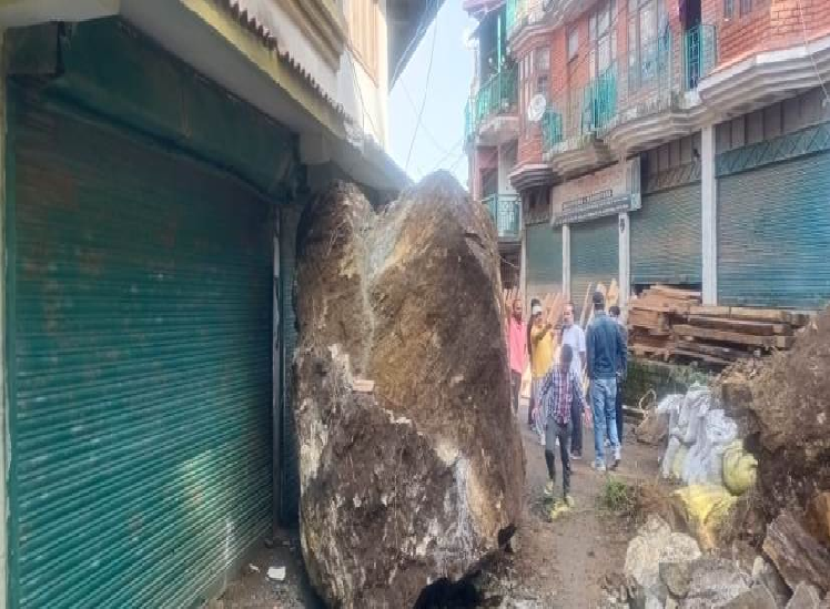 शिमलाः भूस्खलन की चपेट में आया पूर्व विधायक का मकान