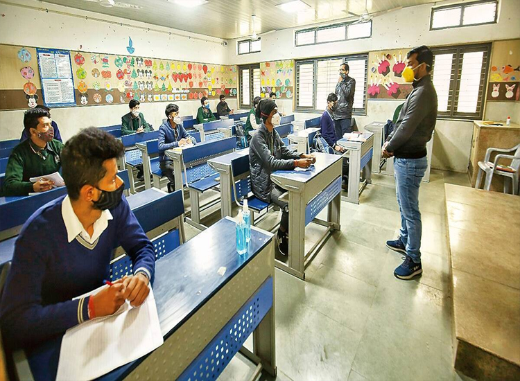 हिमाचल: स्कूलों में लम्बे समय बाद लौटी रौनक, स्कूल पहुंचे 10वीं और 12वीं के छात्र