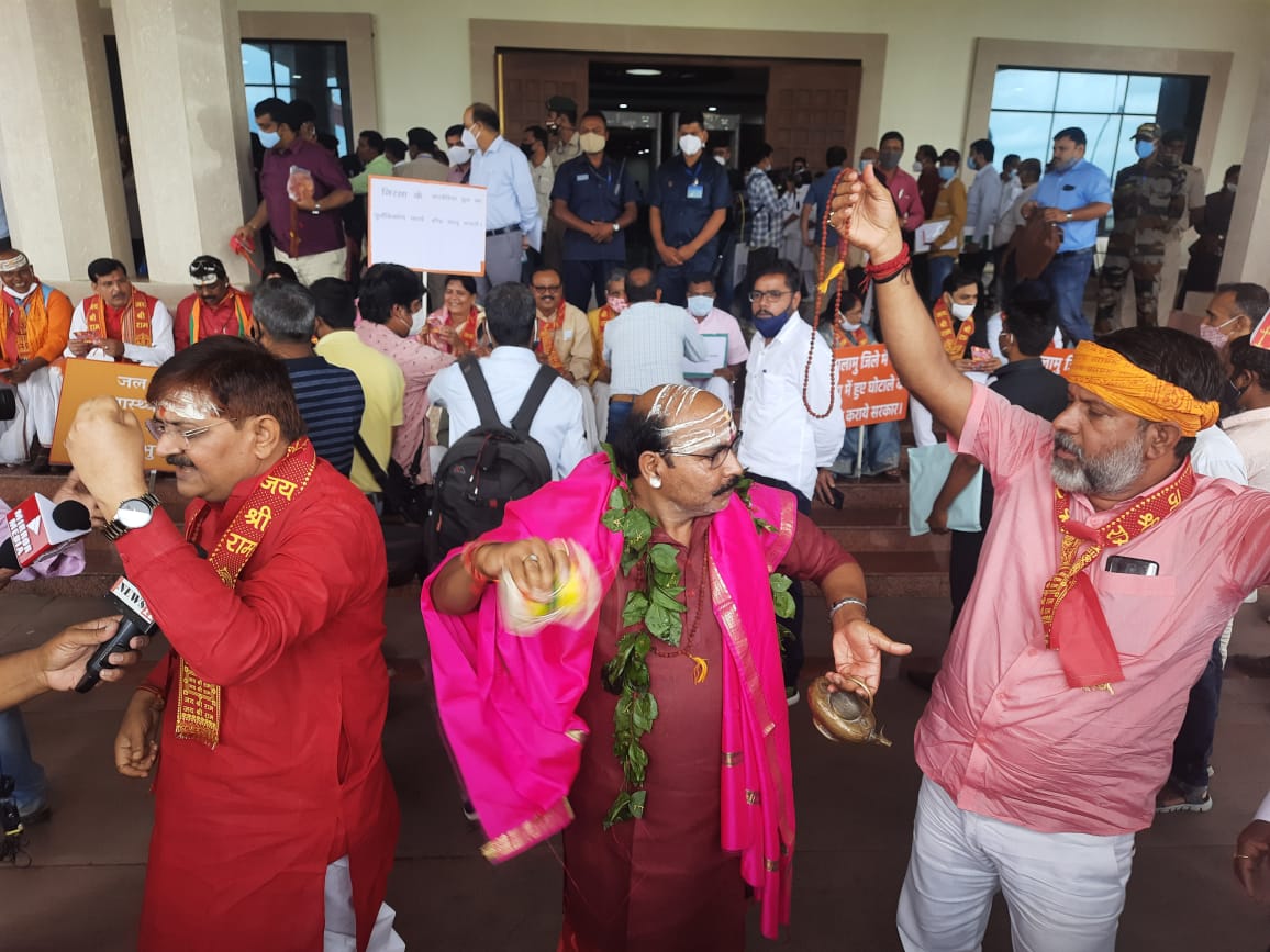 झारखंड विधानसभा : नमाज़ कक्ष आवंटित हुआ तो भाजपा के विधायकों ने किया शिव तांडव नृत्य