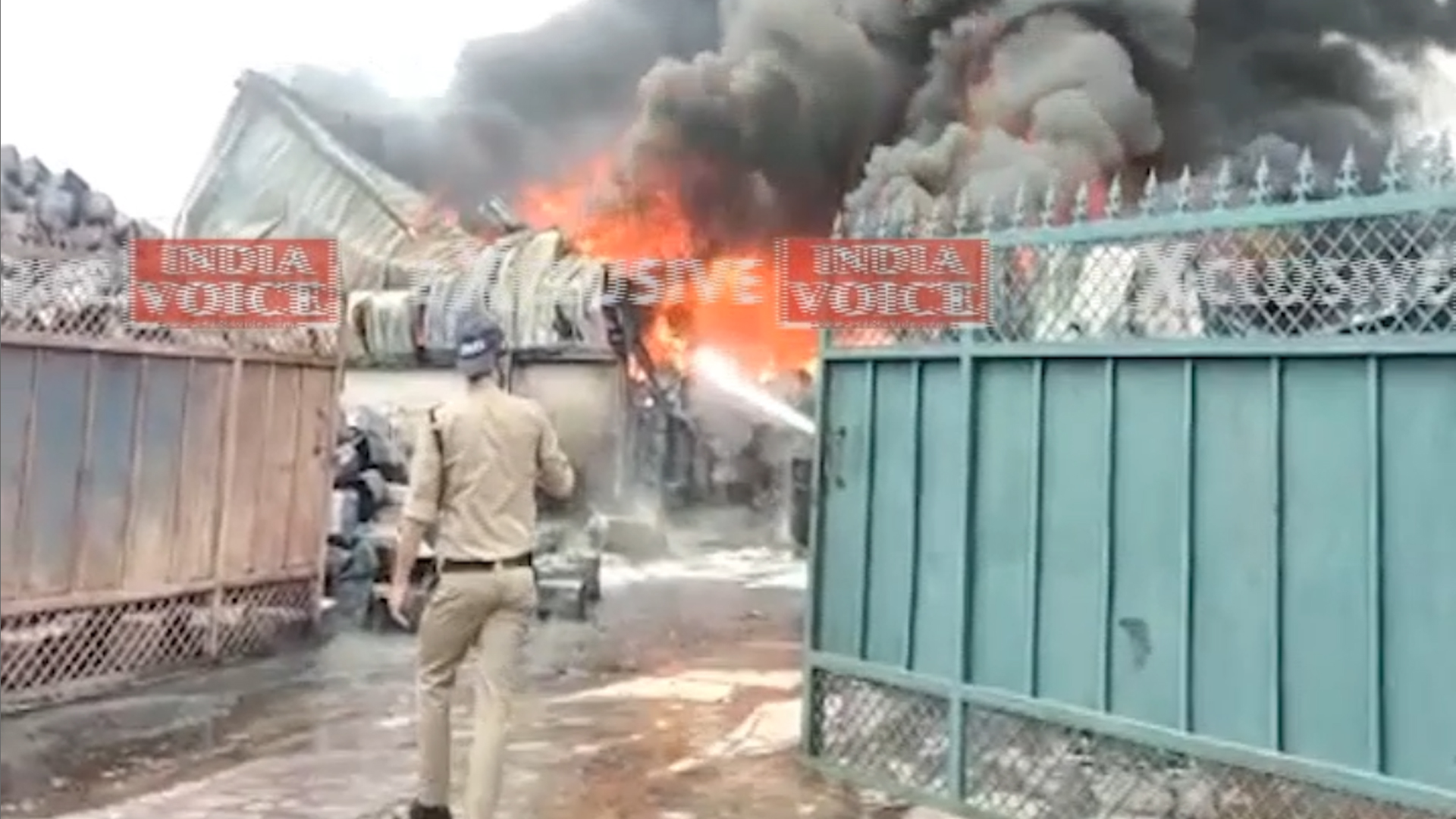 कोलकाता के गोदाम में लगी भीषण आग