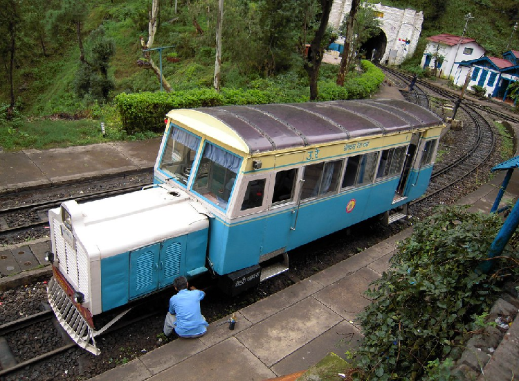 कालका-शिमला रेलमार्ग पर रेल कार पटरी से उतरी, सभी यात्री सुरक्षित