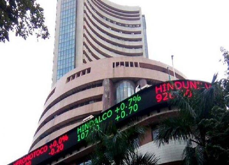 Sensex falls : जोरदार बिकवाली से लुढ़का शेयर बाजार, सेंसेक्स में भारी गिरावट