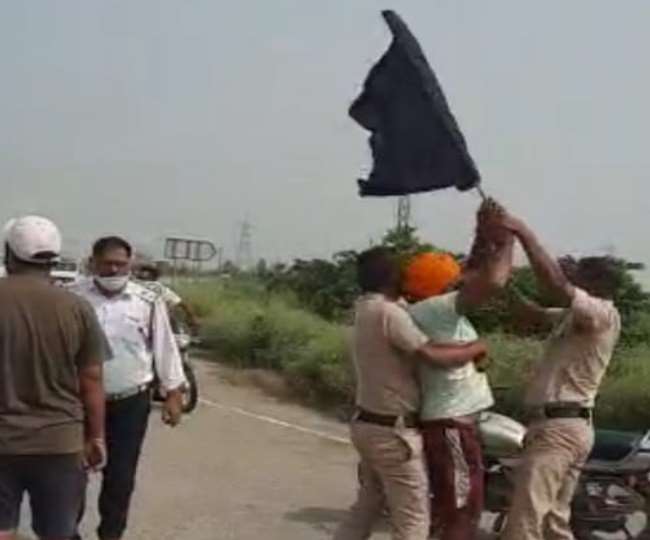 यमुनानगर में पूर्व मंत्री काम्बोज को किसानों ने दिखाए काले झंडे, कार्यक्रम हुआ रद्द