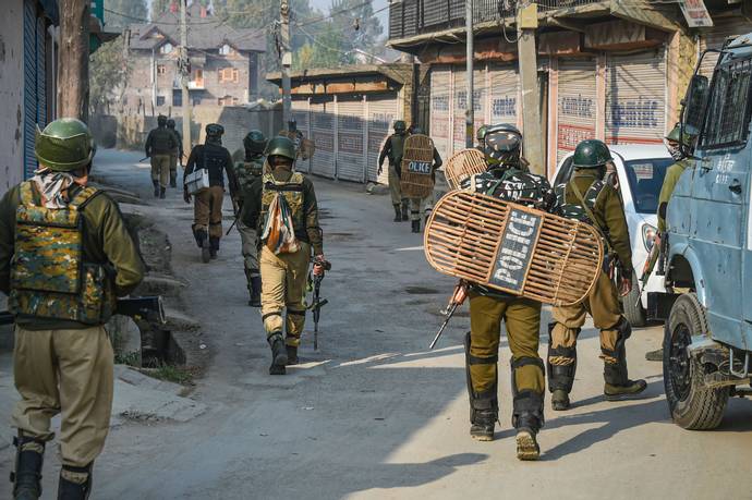 Jammu-Kashmir : पुलवामा में हिजबुल मुजाहिदीन का आतंकी ढेर, सेना का सर्च ऑपरेशन जारी