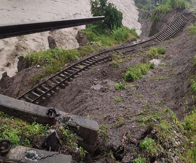 उत्तराखंड: बारिश की भेंट चढ़ा काठगोदाम रेलवे शंटिंग ट्रैक, शताब्दी समेत कई ट्रेनें स्थगित