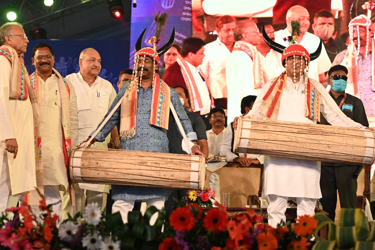 मुख्यमंत्री हेमन्त सोरेन छत्तीसगढ़ के रायपुर साइंस कॉलेज मैदान में आयोजित आदिवासी नृत्य महोत्सव के उद्घाटन समारोह में बतौर मुख्य हुआ शामिल