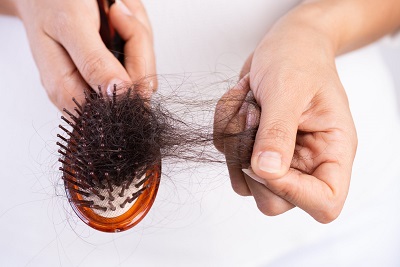 Hair Fall Problem – तेज़ी से झड़ते बालों का क्या है मुख्य कारण ? जानने के लिए पढ़ें पूरी खबर !