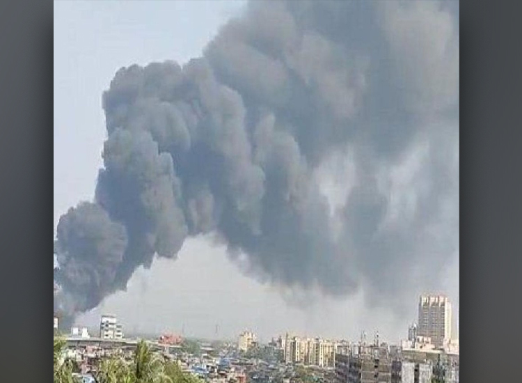 मुंबई के करीरोड में 60 मंजिला इमारत में लगी आग, एक व्यक्ति की मौत