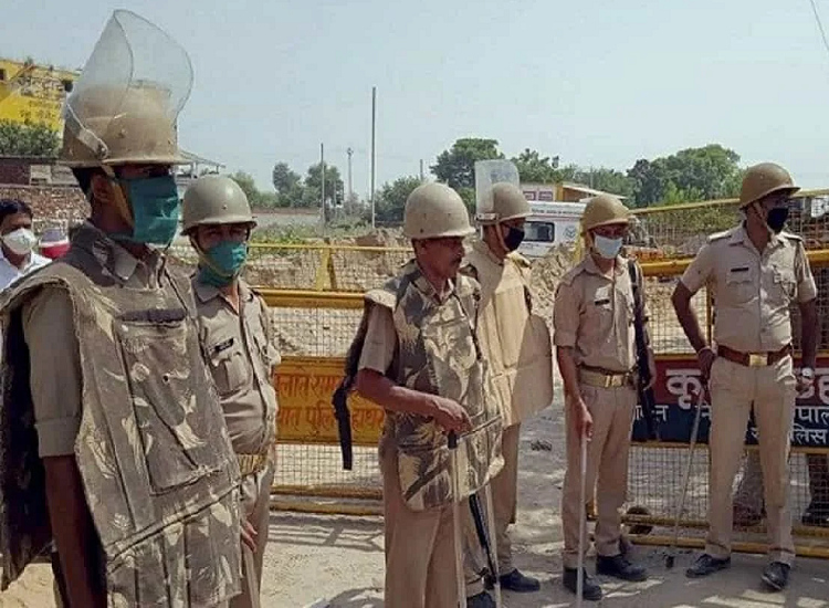 लखीमपुर बार्डर पर पुलिस की सख्त निगरानी, राजनेताओं के आने-जाने पर रोक