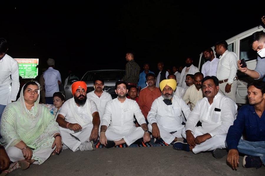 लखीमपुर घटना: मृतक किसानों के परिजनों से मिलने पहुंचे AAP विधायकों को पुलिस ने हिरासत में लिया