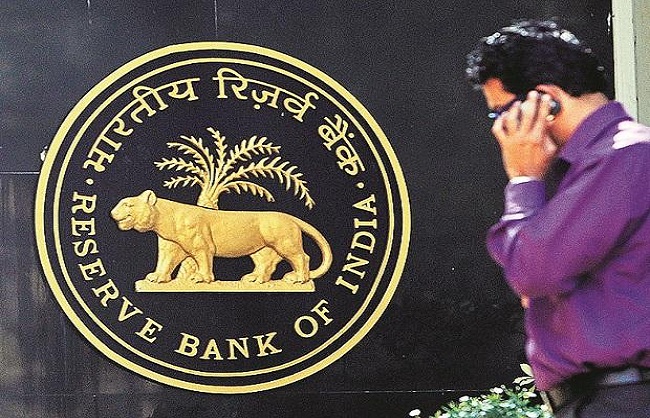 RBI ने SBI पर 1 करोड़ तो स्टैंडर्ड चार्टर्ड बैंक पर लगाया 1.95 करोड़ का जुर्माना… जाने क्या है वजह ?