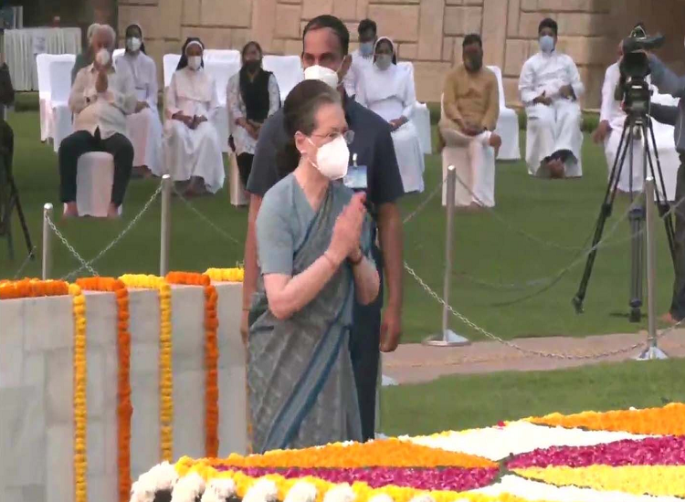 सोनिया गांधी ने महात्मा गांधी और पूर्व प्रधानमंत्री लाल बहादुर शास्त्री को दी श्रद्धांजलि