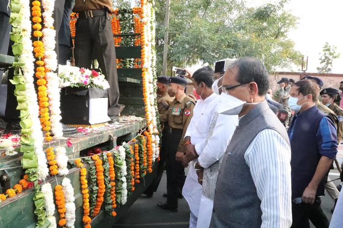Madhya Pradesh: भोपाल पहुंचा शहीद ग्रुप कैप्टन वरुण सिंह का पार्थिव शरीर, मुख्यमंत्री शिवराज चौहान ने दी श्रद्धांजलि