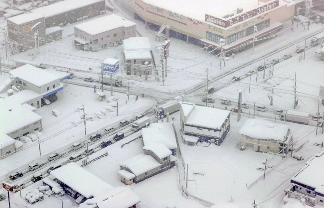 Heavy Snowfall: जापान में भारी बर्फबारी का दौर, फ्लाइट्स रद्द, रेल सेवा प्रभावित