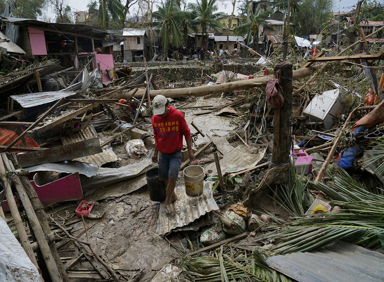 फिलीपींसः तूफान से मरने वालों की संख्या 375 हुई