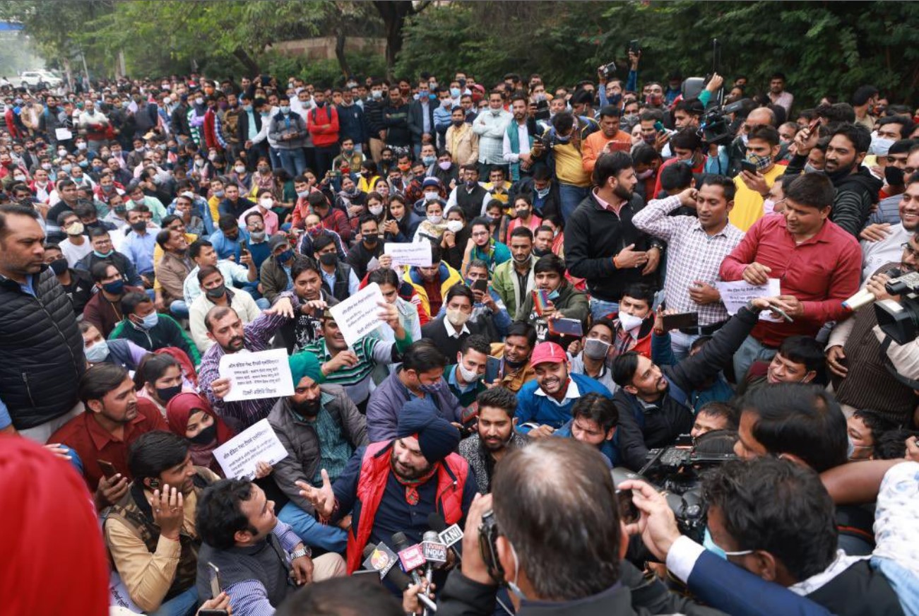 Punjab Election 2022 : गेस्ट टीचर्स की स्थायी नौकरी की मांग को लेकर दिल्ली में केजरीवाल आवास के बाहर सिद्धू का धरना