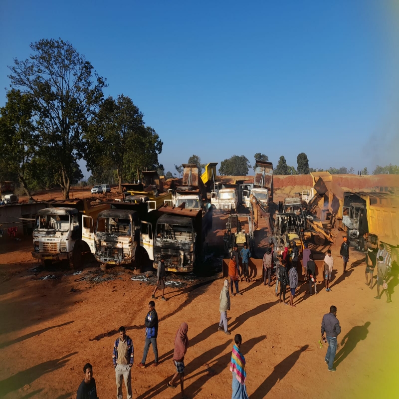 झारखंड : गुमला के माइंस में लगे 27 वाहनों को नक्सलियों ने जलाया, नोटिस लगाकर दिया ये फरमान