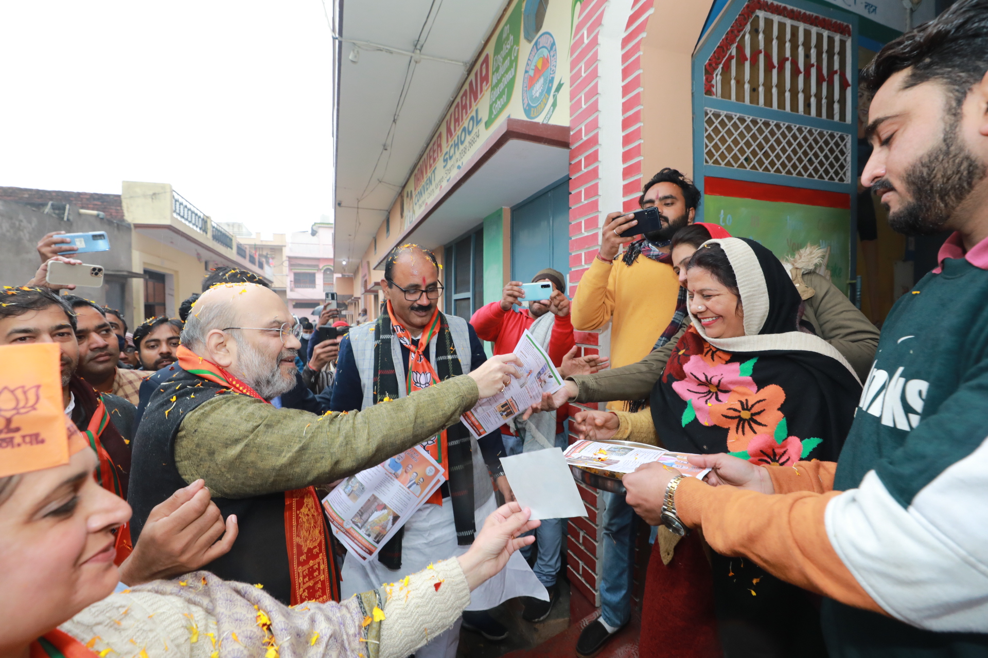 UttarPradesh Elections 2022 : कैराना में अमित शाह ने किया घर-घर जनसंपर्क, लगे जय श्रीराम के नारे