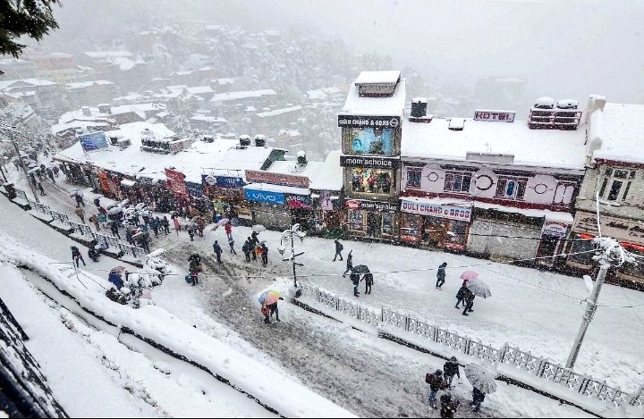 कश्मीर में मौसम की पहली बर्फबारी, गुलमर्ग समेत ऊंचाई वाले इलाकों में बर्फ से ढके पहाड़