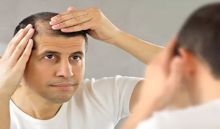 Hair Fall Remedies: कमजोर और झड़ते बालों से हैं परेशान तो करें ये आसान उपाय