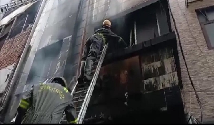 मिठाई की दुकान में लगी भीषण आग, 2 लोगों की मौत लाखों का सामान भी हुआ जलकर ख़ाक