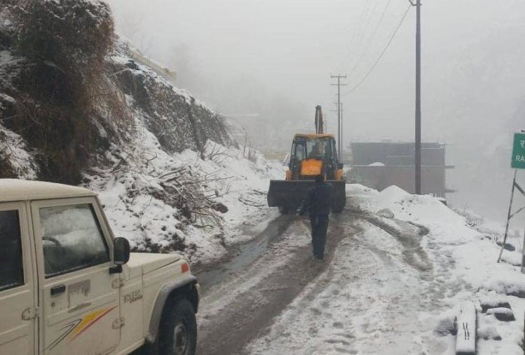 Uttarakhand : मौसम ने ली करवट, ऊंचाई वाले क्षेत्रों में बर्फबारी का दौर शुरू