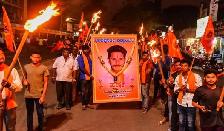 कर्नाटक में बजरंग दल कार्यकर्ता की हत्या के विरोध में मार्च