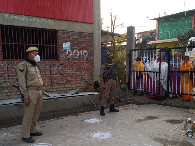मणिपुर में उपद्रवियों ने मतदान केंद्र में की तोड़फोड़, ईवीएम तोड़ी, कागज फाड़े
