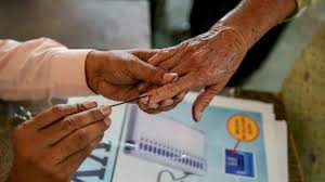 यूपी में पांचवें चरण का मतदान शुरू, 12 जिलों की 61 सीटों पर मतदान, ये दिग्गज होंगे चुनावी मैदान में