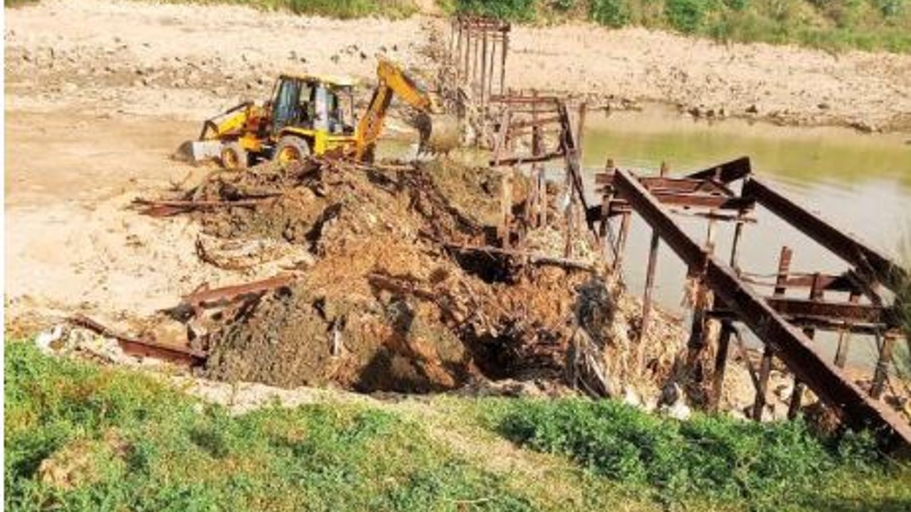 Bridge Theft In Bihar : चोर अफसर बनकर आए, सिंचाई विभाग के कर्मचारियों से 500 टन का पुल कटवाया और गाड़ियों में भरकर फरार