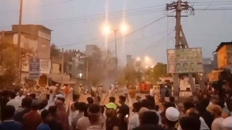 Delhi Riots : जहांगीरपुरी में शोभा यात्रा पर पथराव और आगजनी, पुलिसकर्मी समेत कई लोग घायल