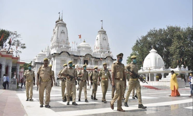 यूपीः गोरखनाथ मंदिर की घटना के बाद बढ़ाई गई मठ-मंदिरों की सुरक्षा
