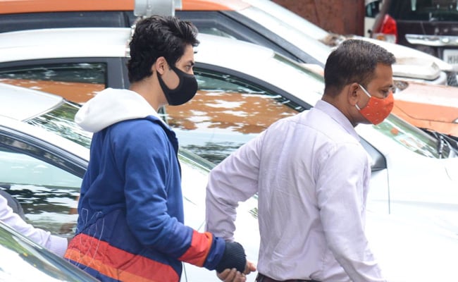 Cruise Drugs Case : आर्यन खान को NCB की चार्जशीट में क्लीन चिट, 14 लोगों पर चलेगा केस, जानें कौन हैं वो लोग?