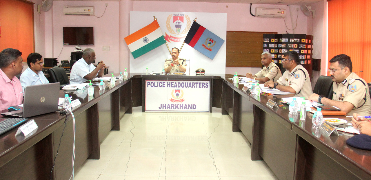 Jharkhand : अवैध कार्यों पर अधिकारी लगाएं लगाम, नहीं तो होगी कठोर कार्रवाई- डीजीपी