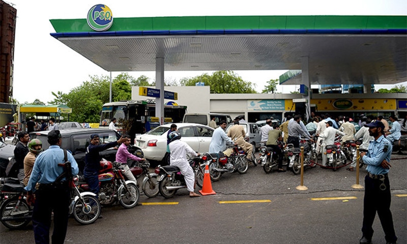 Petrol Diesel Price Hike : पाकिस्तान में 30 रुपये लीटर बढ़े पेट्रोल, डीजल और केरोसिन के दाम, जानें बढ़े हुए दाम