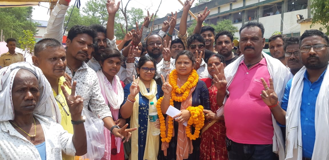 Jharkhand Panchayat Elections : सीएम हेमंत सोरेन की चचेरी बहन रेखा ने जीता जिला परिषद चुनाव, कई सियासी दिग्गजों के रिश्तेदारों ने भी जीत की दर्ज