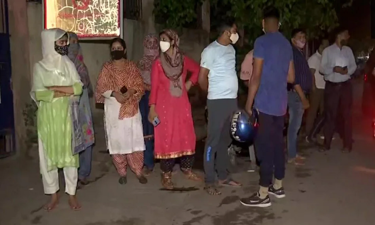 दिल्ली: दो समुदायों के बीच तनाव, 20 लोग हिरासत में लिए गए