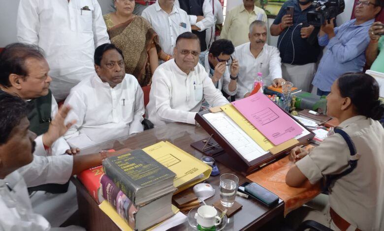 Jharkhand : झारखंड कांग्रेस प्रभारी पर केस दर्ज, कोतवाली पहुंचे पार्टी के बड़े नेता
