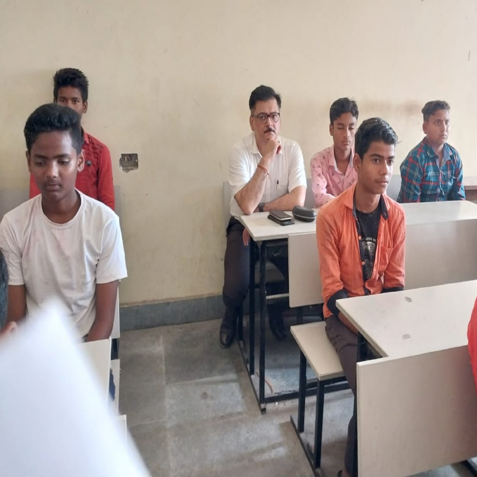 Bihar : जब भरी क्‍लास में टीचर ने कलेक्‍टर से पूछा- हू आर यू? DM की सादगी के कायल हुए लोग, जानें ऐसा क्या हुआ ?