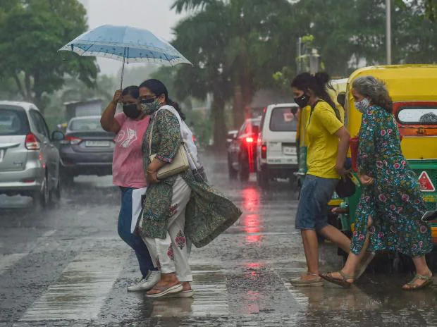 दिल्ली एनसीआर में जमकर हुई बारिश, मौसम की करवट से लोग खुश