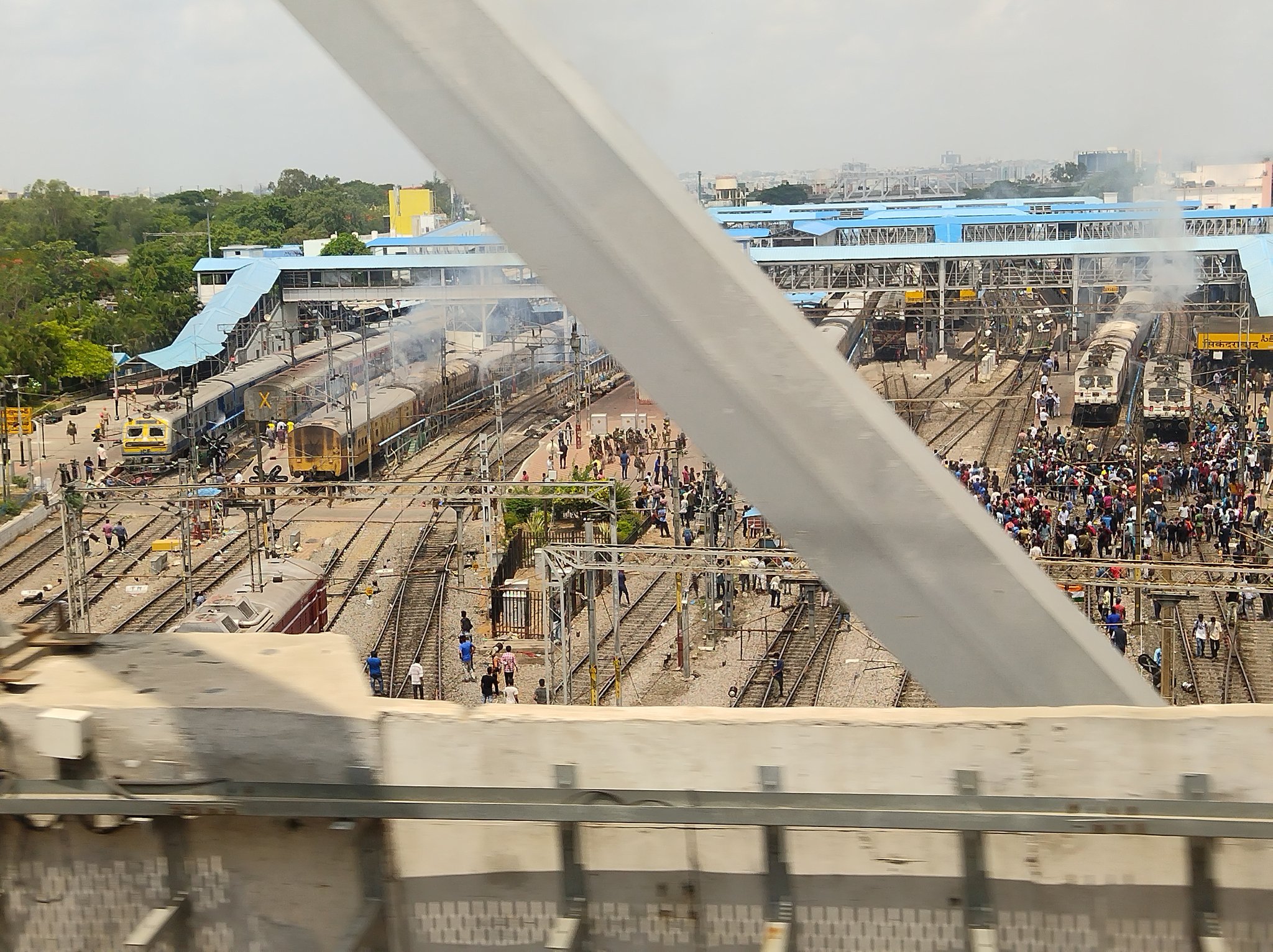 Agnipath : अग्निपथ के विरोध में देशव्यापी आंदोलन से 340 ट्रेन सेवाएं प्रभावित, रेलवे की अपील- शांति बनाएं