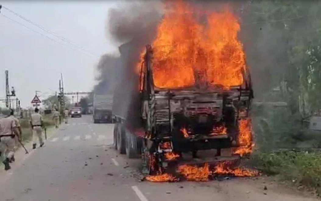 Agneepath Protest : अग्निपथ योजना के खिलाफ बिहार में प्रदर्शन जारी, जहानाबाद में ट्रक में लगाई आग