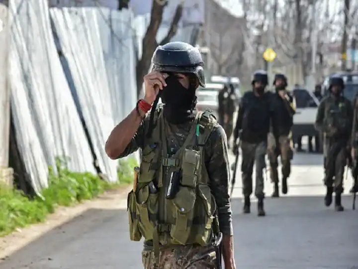 जम्मू कश्मीर में कुपवाड़ा व कुलगाम में एनकाउंटर जारी, दो आतंकी हुए ढेर