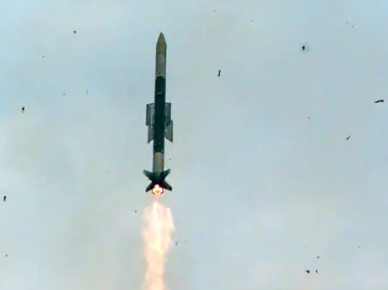 नौसेना की ये मिसाइल छुड़ा देगी दुश्मनों के पसीने, VL-SRSAM मिसाइल का किया गया सफल परीक्षण
