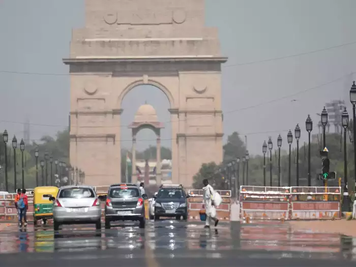 Delhi Whether : दिल्ली में गर्मी का पारा लुढ़कने को तैयार, मौसम विभाग ने कहा जल्द होगी तेज बारिश