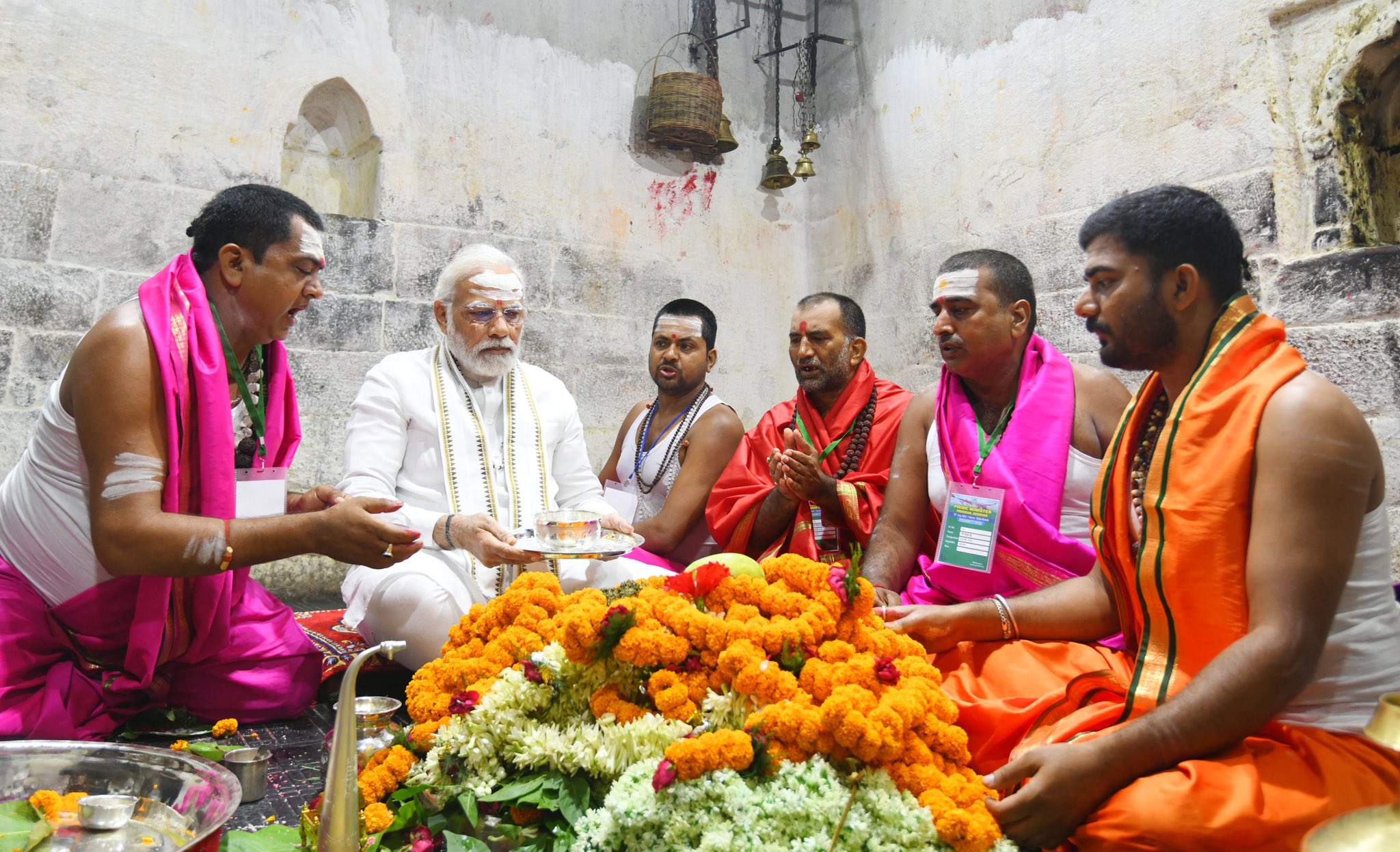 Jharkhand : पहले प्रधानमंत्री बने मोदी जिन्होंने की ज्योतिर्लिंग बाबा बैद्यनाथ की विधिवत पूजा, रोड शो में हर-हर महादेव का नारा