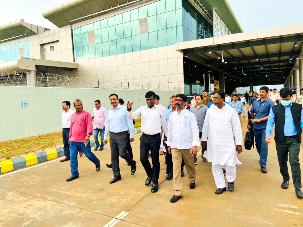 Jharkhand : सीएम हेमंत सोरेन ने देवघर एयरपोर्ट का लिया जायजा, कार्यक्रम को लेकर सीएम के अधिकारियों को निर्देश