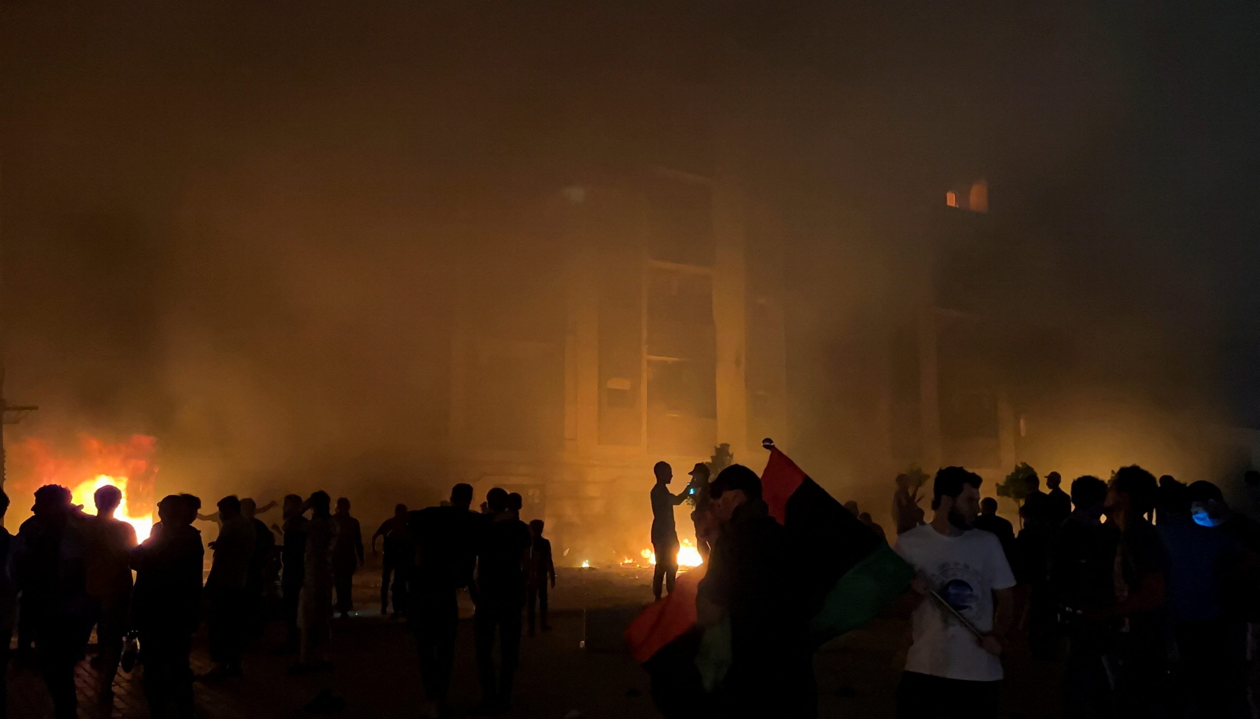 Libia : लीबिया में रोटी-बिजली की मांग को लेकर हिंसक भीड़ ने संसद में लगाई आग, UN ने की निंदा